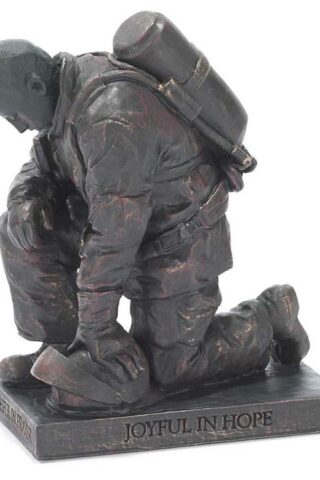 603799514316 Firefighter Praying (Figurine)